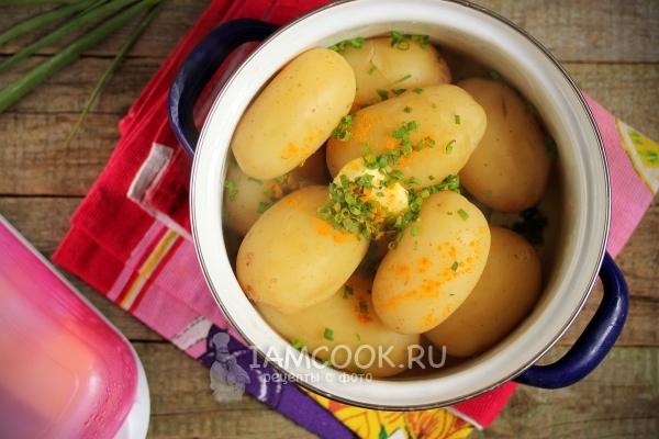 Положить лук и масло