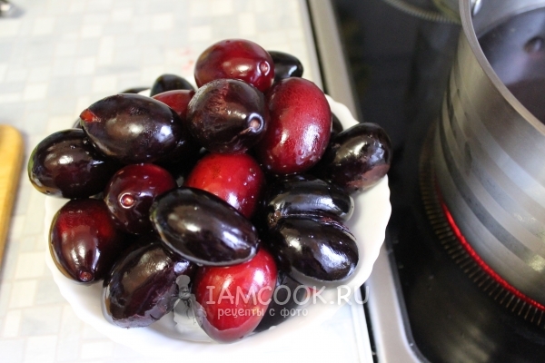 Достать сливы из воды