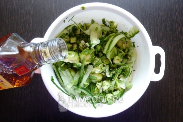 Полить кунжутным маслом