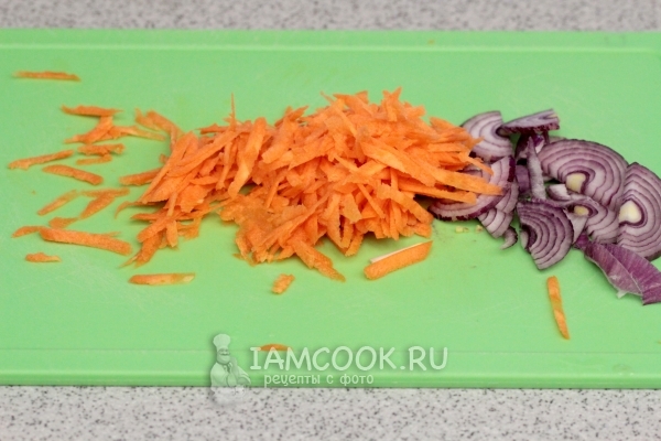 Порезать лук и натереть морковь