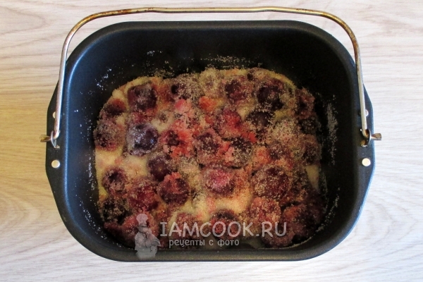 Смешать вишню с сахаром