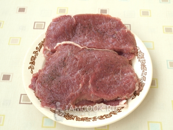 Натереть солью и перцем