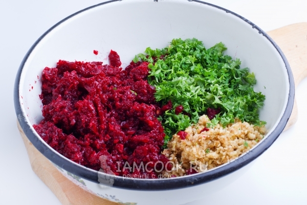 Смешать зелень, бурак и орехи с чесноком