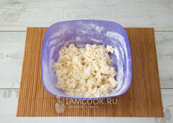 Смешать муку с водой