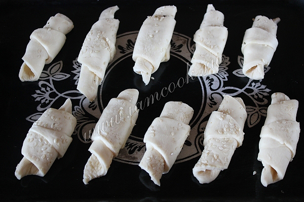 Запекаем рогалики из слоеного теста