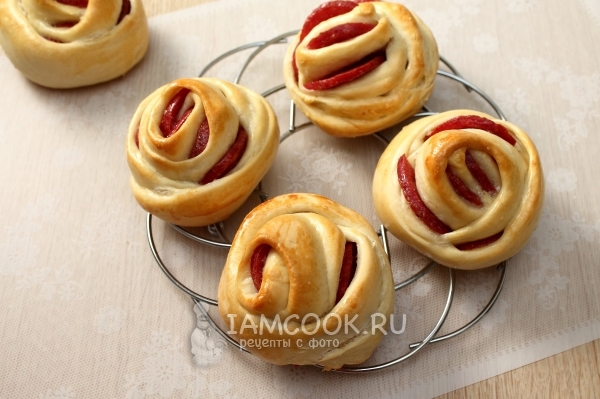 Булочки с колбасой фото