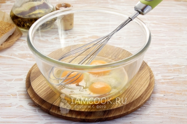 Посыпать яйца солью и сахаром