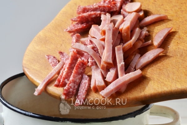 Положить колбасу в бульон