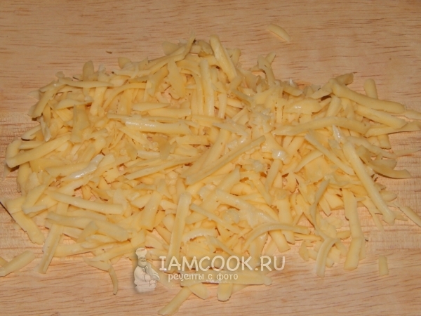 Натереть на терке сыр