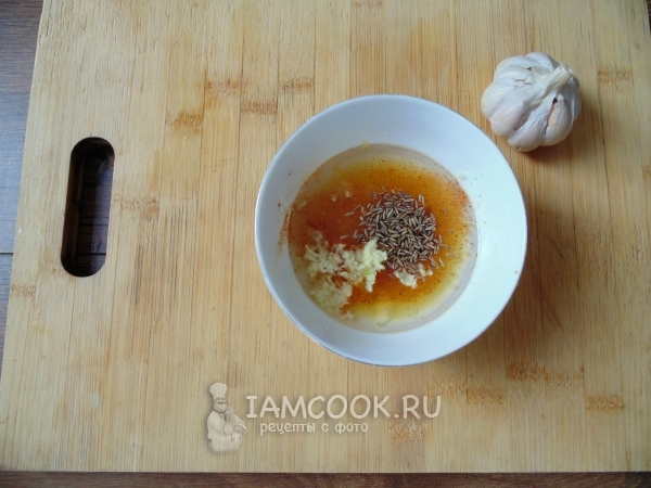 Положить специи и чеснок