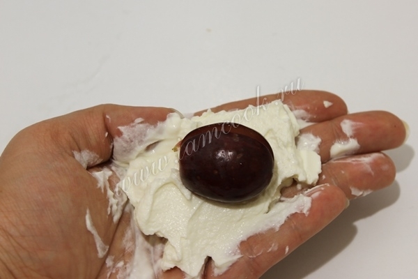 Виноград обмазываем сыром