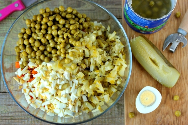 Порезанные ингредиенты для салата