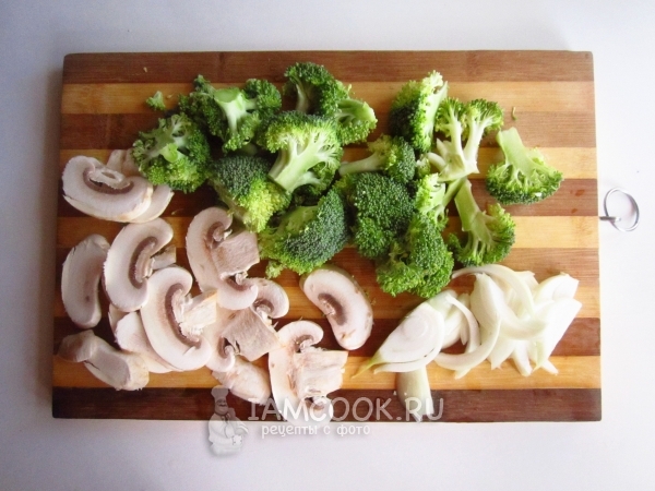 Порезать брокколи и грибы