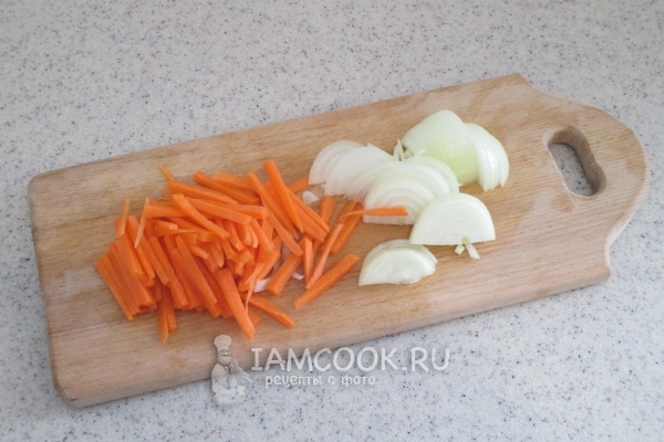 Порезать лук и морковь
