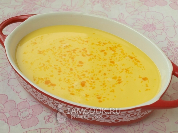 Перелить омлетную смесь в форму