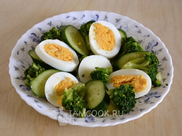 Положить на тарелку огурцы, брокколи и яйца