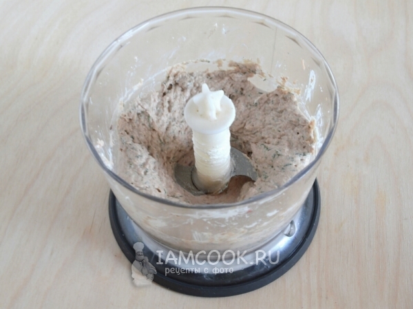 Измельчить рыбу в блендере