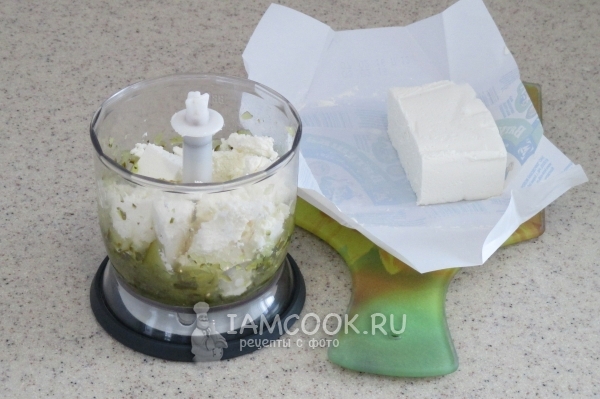 Положить в блендер творог и огурцы