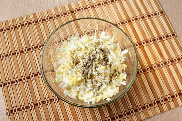 Приправить яйца солью и перцем