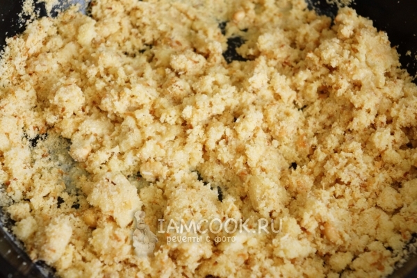 Размешать массу на сковороде