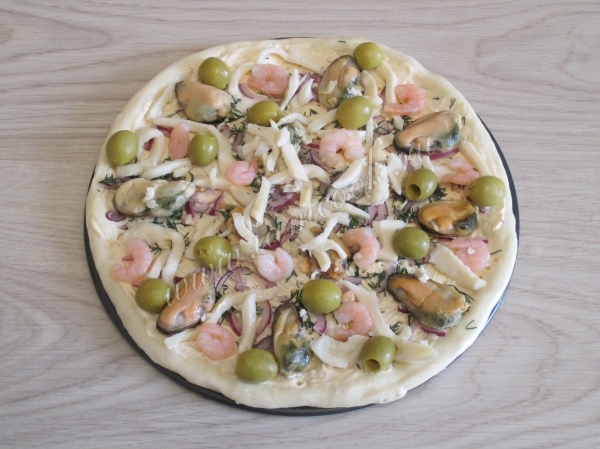 Выложить морепродукты и оливки