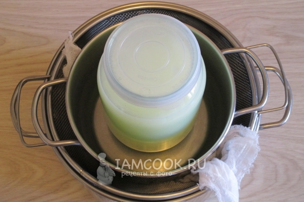 Положить сырную массу под пресс