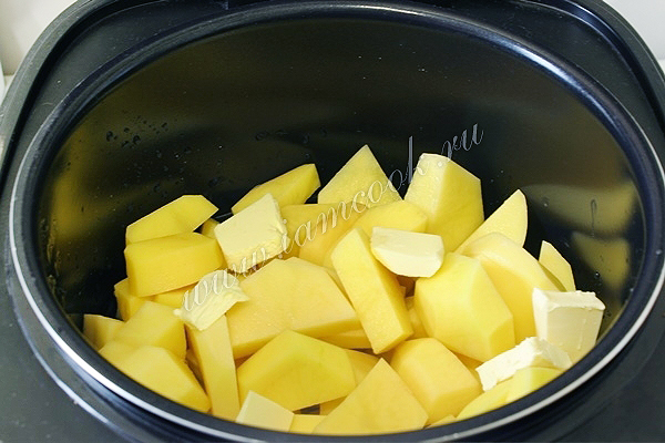 Положить картофель в чашу мультиварки