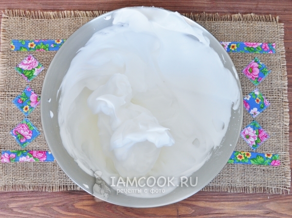 Взбить белки с сахаром