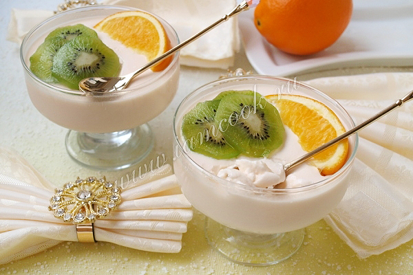 Сметанный десерт с фруктами