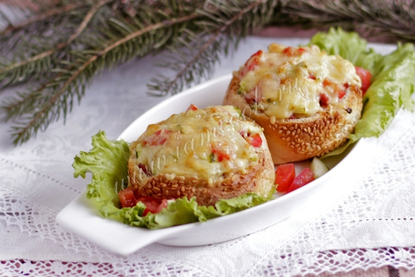 Рецепт теплого салата в булочках