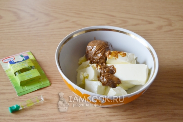 Смешать масло со сгущенкой