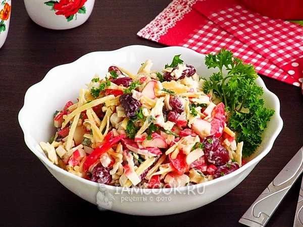 Фото салата из фасоли, сыра, крабовых палочек и перца