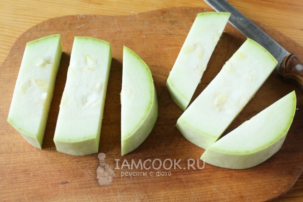 Нарезали кабачок