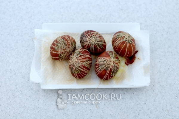 Выложить яйца на бумажное полотенце