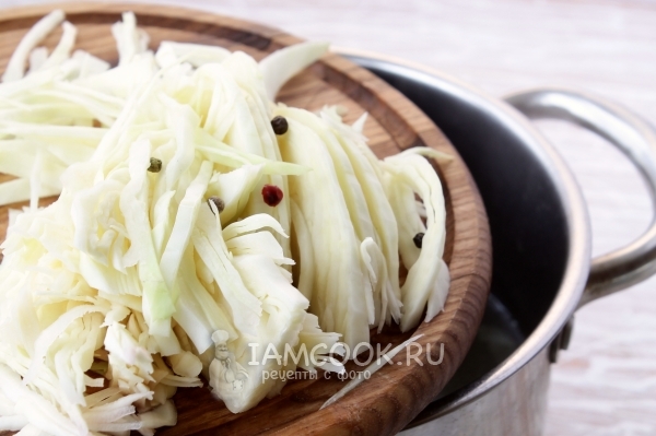 Положить в кастрюлю с водой капусту