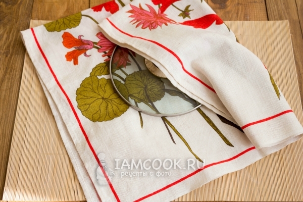 Обернуть крышку полотенцем