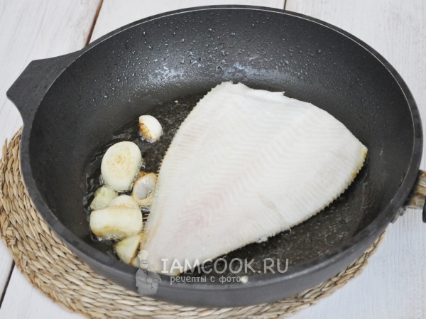 Выложить рыбу на сковороду