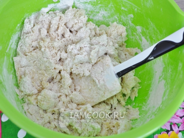 Добавить яйца, муку и разрыхлитель