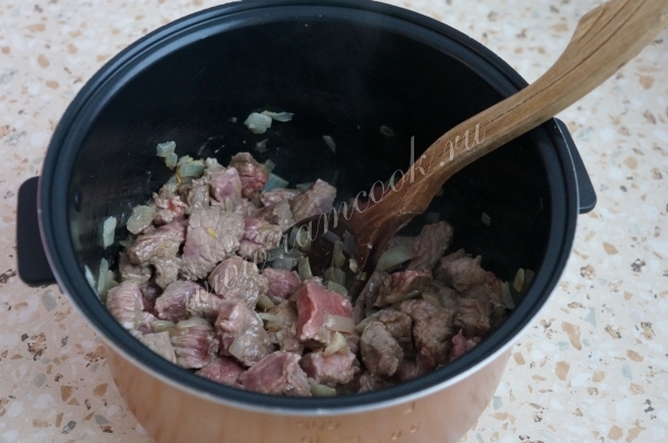 Продолжаем обжаривать лук с говядиной в мультиварке