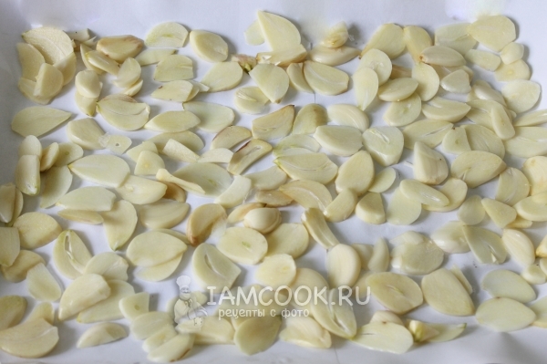 Положить чеснок на пергаментную бумагу