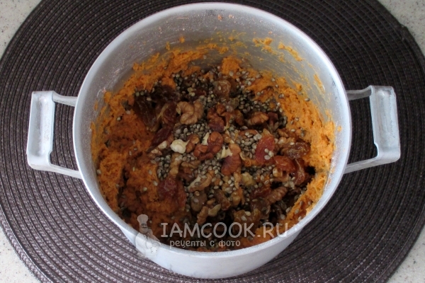 Всыпать орехи, сухофрукты и семена