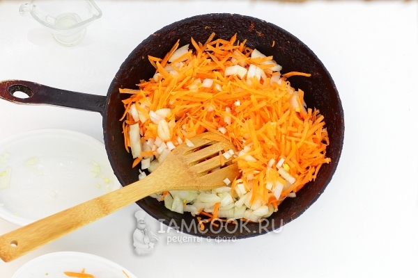 Обжарить лук и морковь