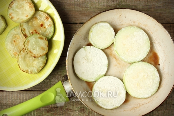 Обжарить кабачки