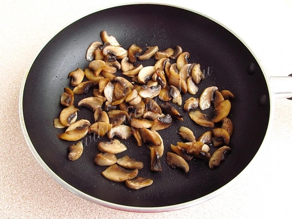 Обжариваем грибы