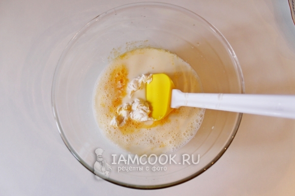 Добавить в миску молоко и сметану