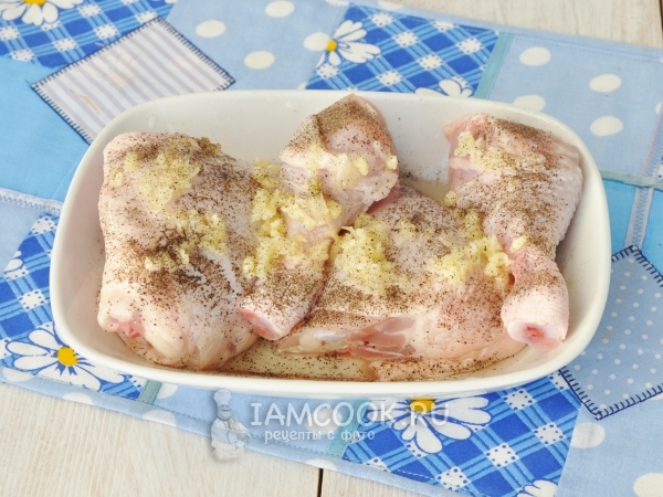 Натереть специями и чесноком