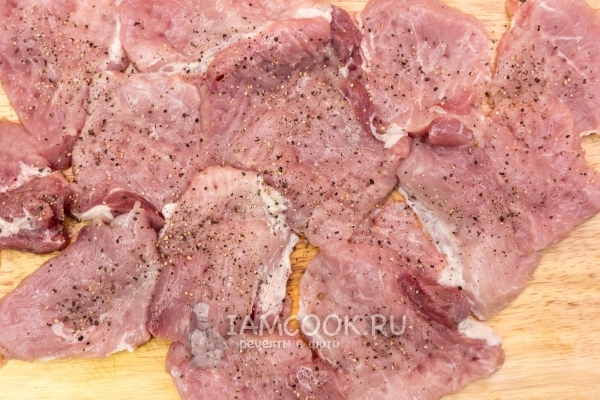 Мясо отбить, посолить и поперчить