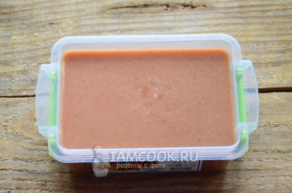 Перелить фруктовую массу в форму