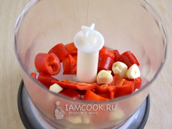 Положить перец и чеснок в блендер
