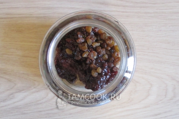 Смешать варенье с изюмом